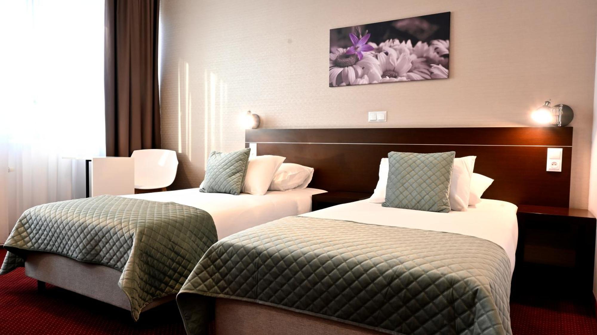 Vestil Hotel Пйотркув-Трибунальський Екстер'єр фото