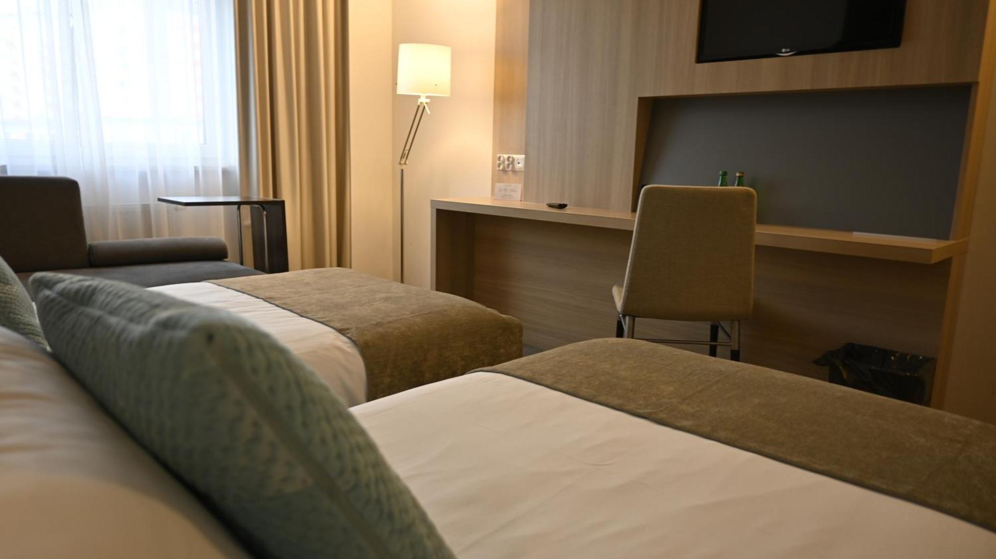 Vestil Hotel Пйотркув-Трибунальський Екстер'єр фото