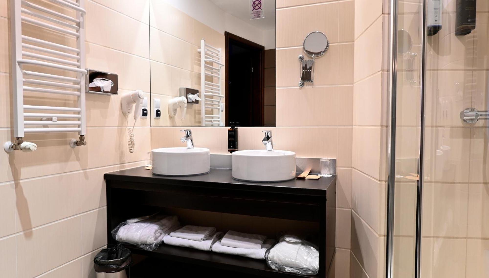 Vestil Hotel Пйотркув-Трибунальський Екстер'єр фото