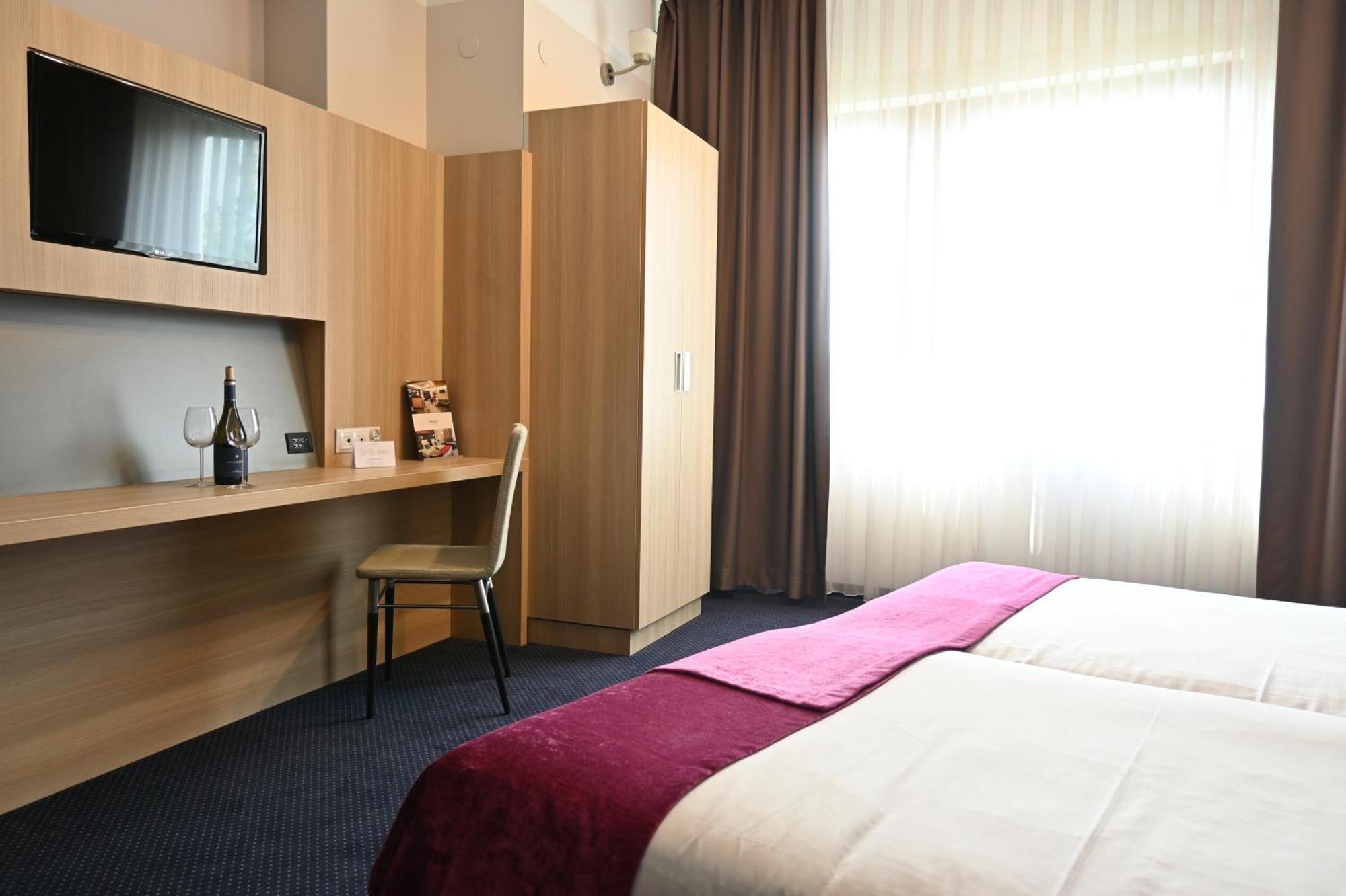 Vestil Hotel Пйотркув-Трибунальський Екстер'єр фото