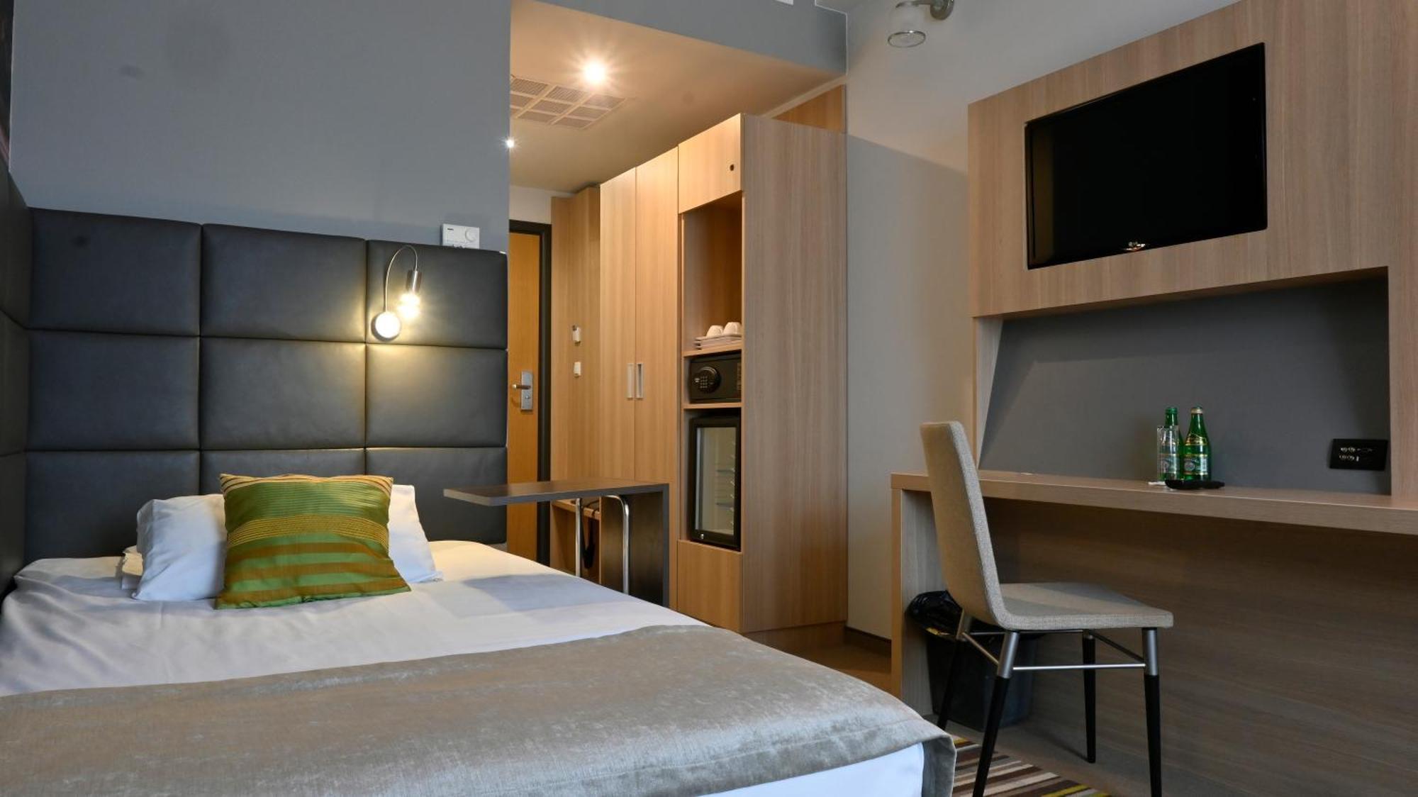 Vestil Hotel Пйотркув-Трибунальський Екстер'єр фото
