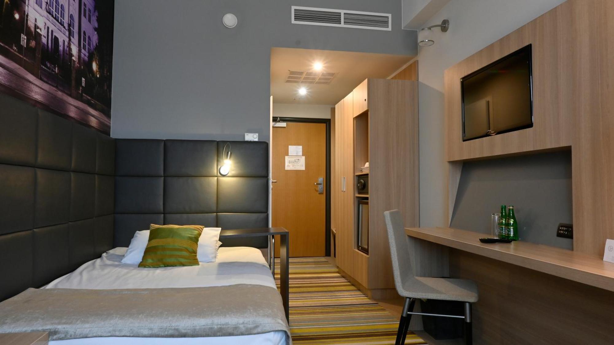 Vestil Hotel Пйотркув-Трибунальський Екстер'єр фото