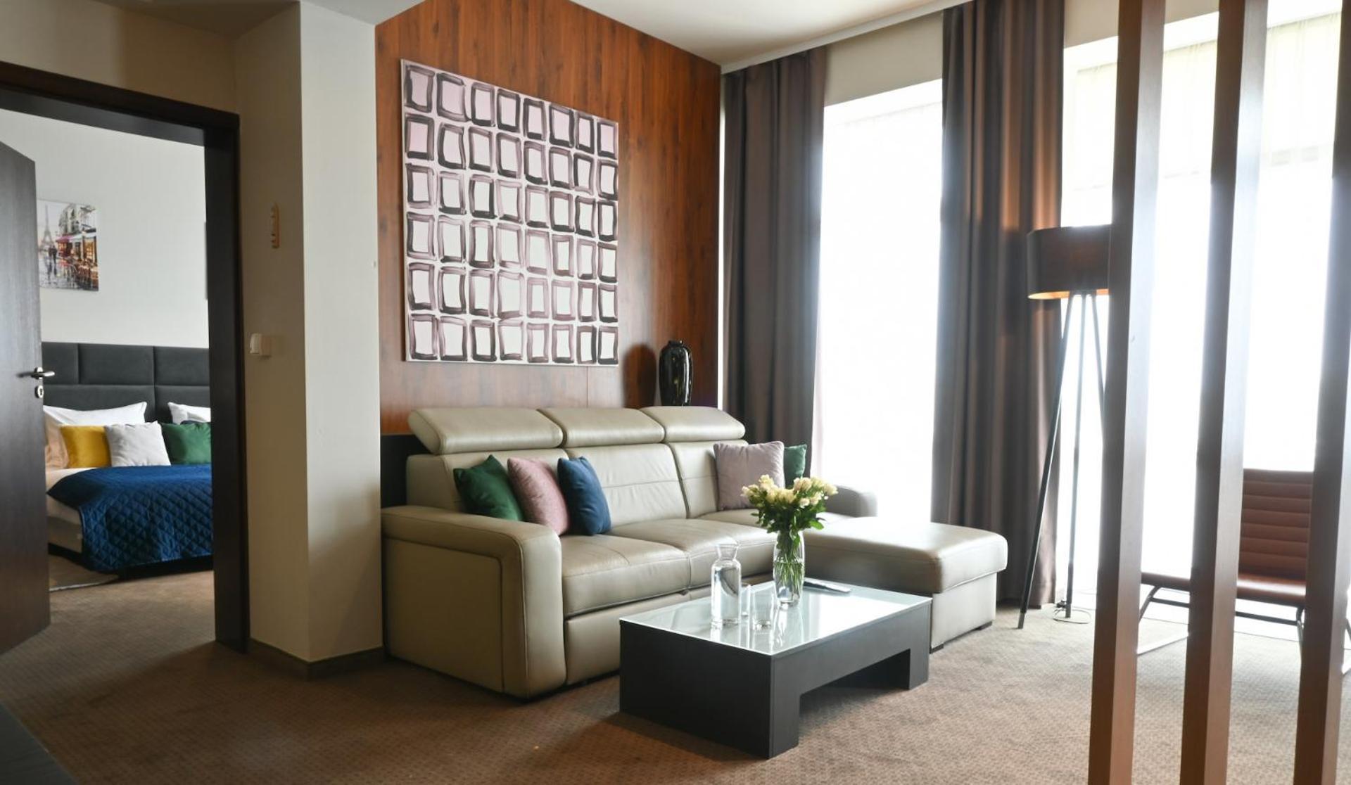 Vestil Hotel Пйотркув-Трибунальський Екстер'єр фото